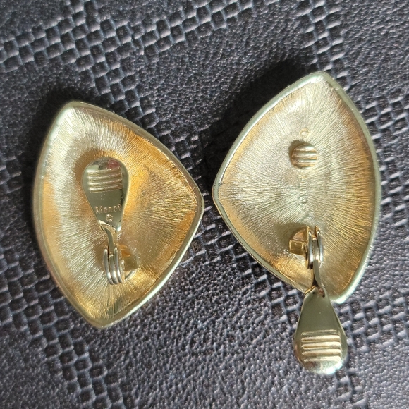 Vtg NOS Monet Gold Tone Hammered Clip-On Earrings - Picture 4 of 8